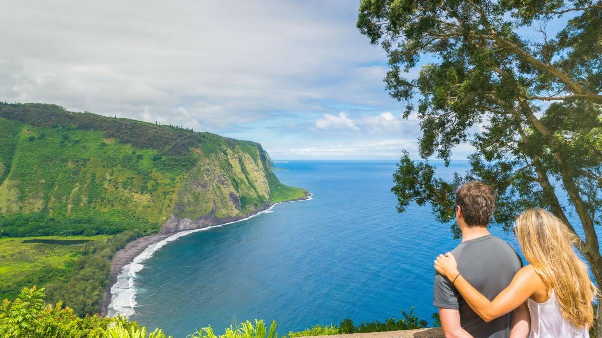 couple-enjoying-view-of-waipio-valley-big-island-hawaii