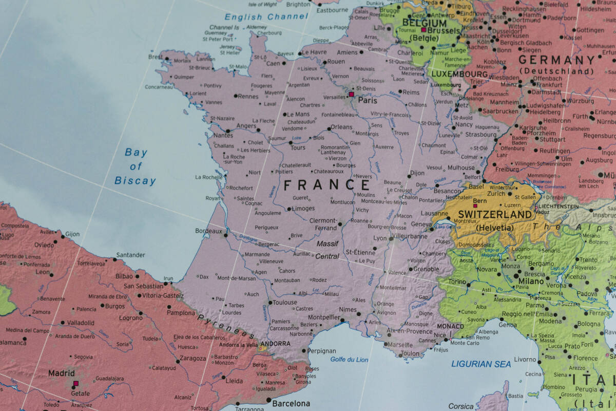 Map of France indicates its location within Europe, the Atlantis Ocean, and the Mediterranean Sea.