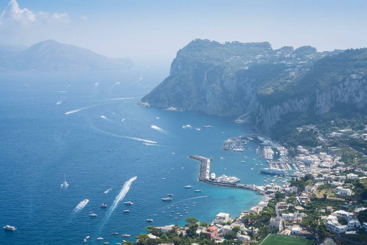 There are more than 400 islands off Iraly’s coast, including the famous Island of Capri.