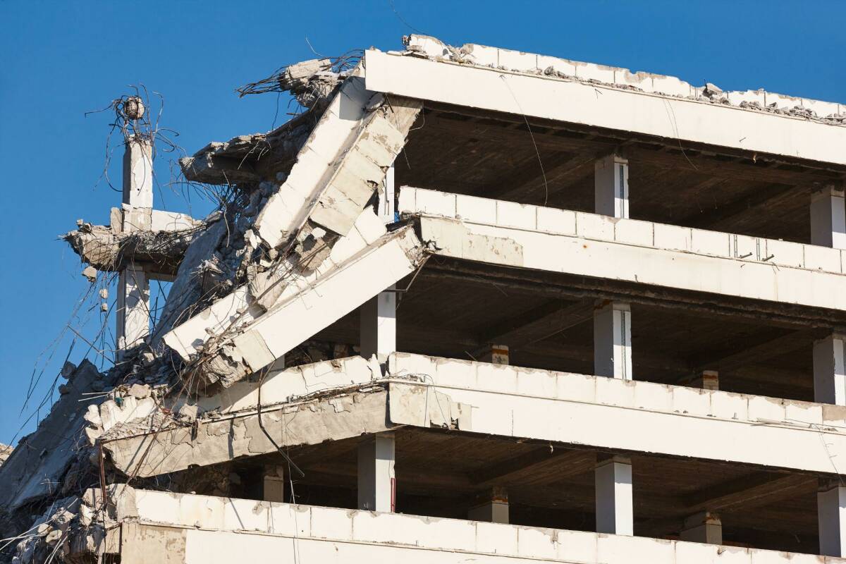 View of a building destroyed by an earthquake.